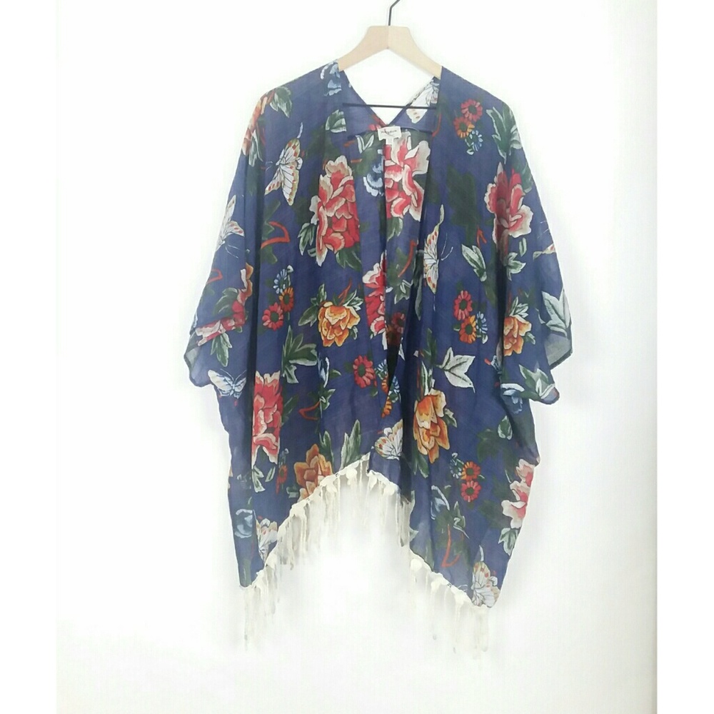 Hayden Los Angeles floral fringe trim boho kimono
Beach wear
Swimsuit coverup